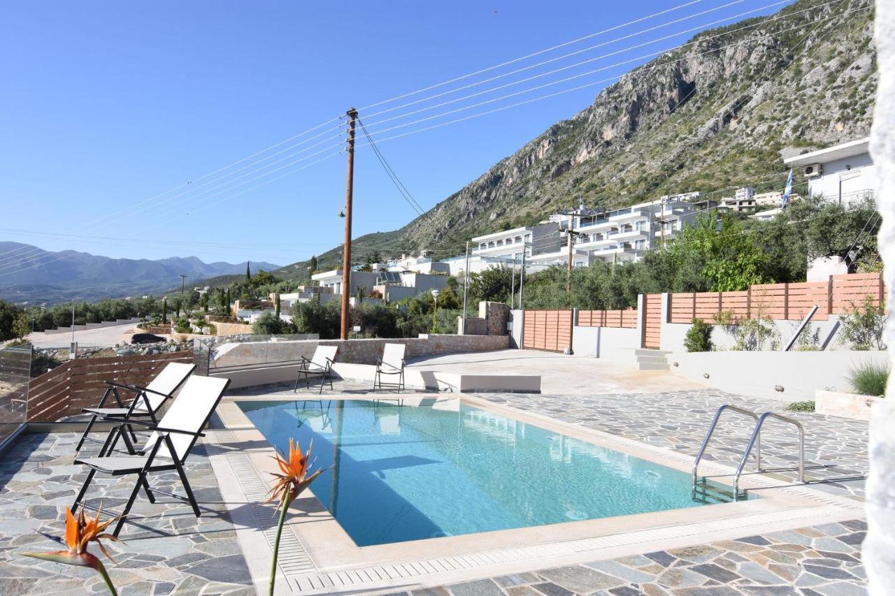 Villa Dafni - Infinite Sea Vistas With Private Pool Каламата Екстер'єр фото