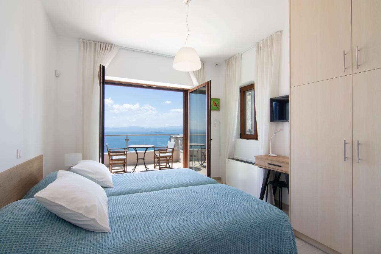 Villa Dafni - Infinite Sea Vistas With Private Pool Каламата Екстер'єр фото