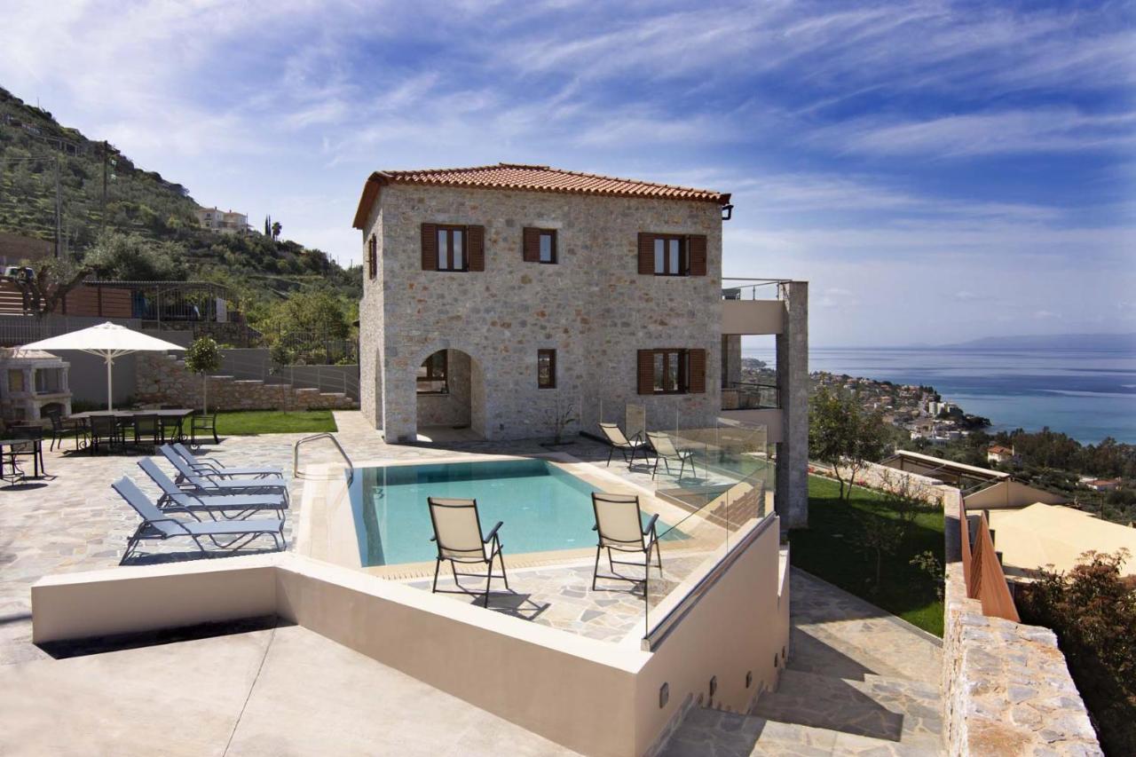 Villa Dafni - Infinite Sea Vistas With Private Pool Каламата Екстер'єр фото
